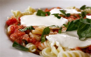 Pasta Con Tomate, Queso Y Albahaca