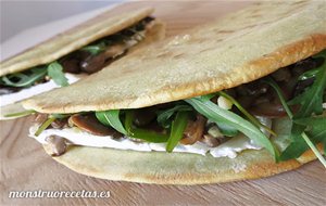 Piadina Con Champiñones, Queso Brie Y Rúcula