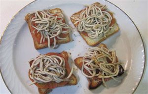 Tostas De Gulas Y Tomate Natural
