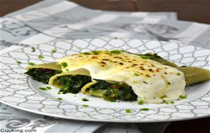 Canelones De Espinacas, Ajos Tiernos Y Pasas.
