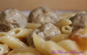 Macarrones Con Albóndigas Y Cebolla Caramelizada
