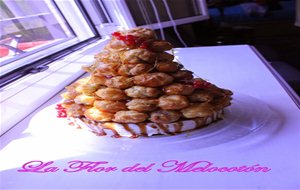 Croquembouche Sobre Bizcocho De Vainilla Relleno De Toffee
