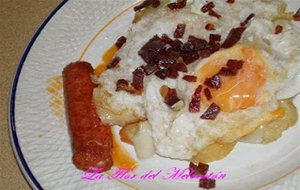 Huevos Fritos Sobre Lecho De Patatas Y Queso Con Chistorra Del Pueblo
