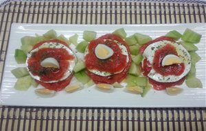 Ensalada De Tomate, Queso Fresco, Pepino Y Huevo De Codorniz.
