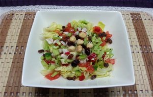 Ensalada Lechuga, Pepino, Rábanos, Pimiento, Pasas, Tomate Y Avellanas.
