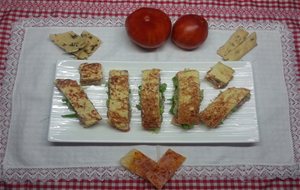 Tortilla De Patatas, Cebolla, Calabacin, Rellena De Tomate, Atún, Queso Rallado Y Lechuga.
