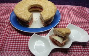 Rosca Con Tomate, Atún Y Queso.
