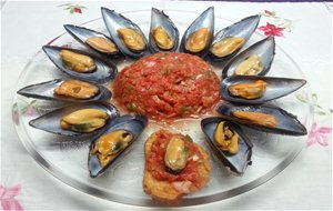 Mejillones Con Pipirrana.
