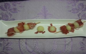 Brochetas De Melón Con Jamón.
