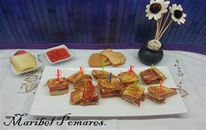 Montaditos De Tortilla De Patatas, Calabacin, Pimiento, Cebolla A La Plancha, Queso Y Chorizo.
