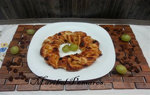 Rosca De Hojaldre Con Mermelada Y Macedonia De Frutas.
