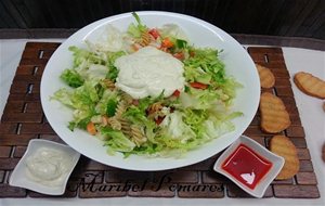 Ensalada Con Pasta Y Salsa De Yogur A Las Finas Hierbas.
