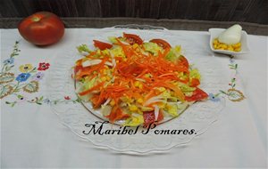 Ensalada De Lechuga, Tomate, Maíz, Zanahoria Rallada Y Cebolla.
