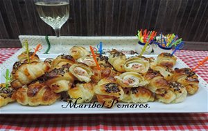 Mini Croissant De Salmón Ahumado, Queso Philadelphia Y Semillas De Linaza.
