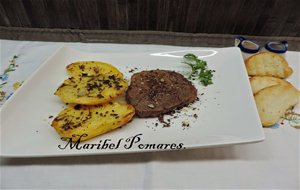 Solomillo De Ternera, Patatas Asadas Con Tomillo Y Romero, Aliñado Con Semillas De Amapola Y Linaza.
