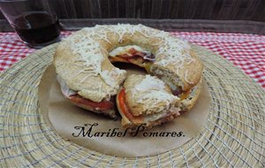 Rosca Casi Integral Con Jamón Serrano, Tomate Y Queso.
