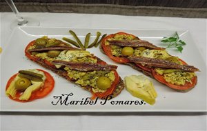 Costrini Con Tomate, Anchoas Y Paté De Alcachofa, Olivas Rellenas, Pepinillo Y Ajada.
