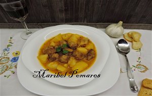 Guiso De Albóndigas Y Patatas En Olla Programable.
