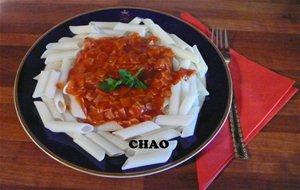 Macarrones De Arroz Con Salsa De Tomate Con York.
