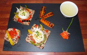 Sepia Sobre Base De Arroz Tricolor Con Huevas De Salmón.
