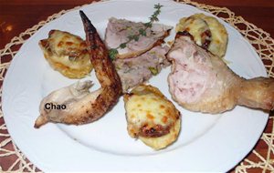 Pollo Relleno Con Patatas Gratinadas Con Quesos Y Dátiles
