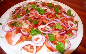 Ensalada De Tomates Y Cebollas Al Aroma De Albahaca.
