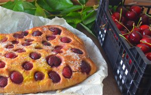 Coca De Cerezas Rellena De Crema
