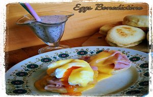 Brunch De Huevos Benedictinos Y Smoothie De Arándanos.
