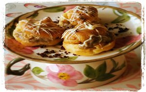 Profiteroles Con Crema De Café.
