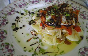 Ensalada Templada De Bacalao Y Verduras Regada Con Vinagreta Caramelizada
