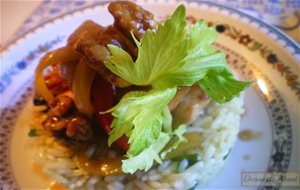 Fricasé De Pollo Con Nueces Caramelizadas Y Arroz Con Curry
