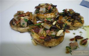 Champiñones Con Guarnición De Pasas, Piñones Y Bacon
