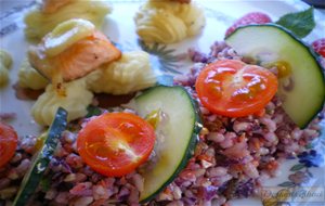 Salmón Al Ajillo Sobre Puré De Patatas Y Ensalada Con Crudités
