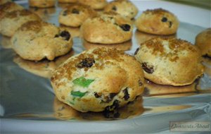 Panecillos Dulces Con Pasas Y Fruta Escarchada
