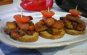 Tostadas De Pisto Con Salchichas Al Curry
