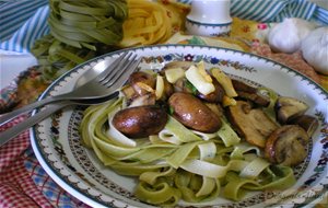 Tagliatelle Al Funghi O Nidos Con Setas 
