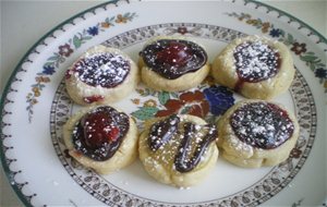 Pastitas Con Corazón De Limón, Chocolate Y Mermelada De Cerezas
