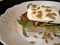 Tosta De Tomate Seco Y Queso Fresco
