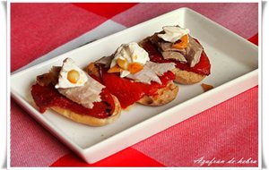 Tosta De Piquillos Y Ventresca De Atún
