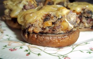 Champiñones Rellenos De Jamón Y Nueces.
