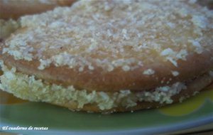 Galletas Rellenas De Coco.
