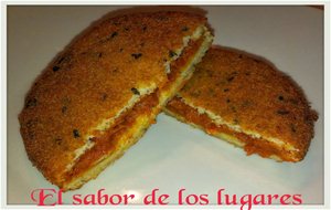 Sándwiches Empanados De Pimientos Y Atún.
