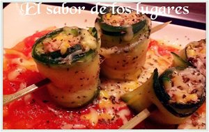 Rollitos De Calabacín Con Atún Y Anchoas En Salsa De Tomate.
