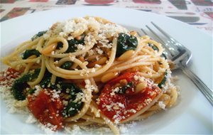 Espaguetis Con Espinacas, Tomates Asados Y Piñones
