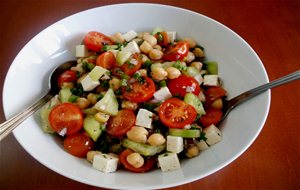 Ensalada De Garbanzos Con Queso, Pepino, Tomates  Y Perejil Rizado
