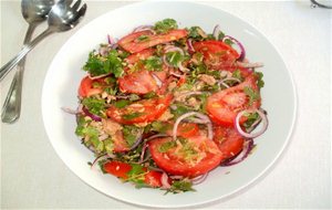 Ensalada De Cilantro Con Tomate Y Atún 
