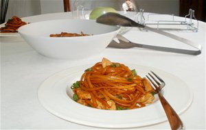 Salteado De Pollo Con Cebolletas Y Tallarines
