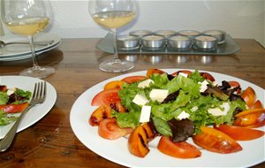 Ensalada Mezclum De Lechugas Con Queso Costeño Y Nectarinas Asadas
