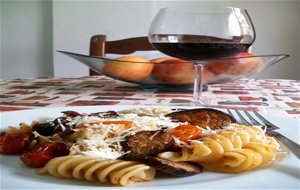 Pasta (fusilloni) Con Berenjenas Y Tomates Asados
