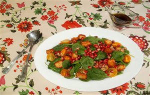 Ensalada De Espinacas Con Granada, Queso Frito, Pistachos Y Tomates Cherry
